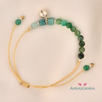 pulsera en hilo con amazonita y esmeralda con dije cascabel de plata 925