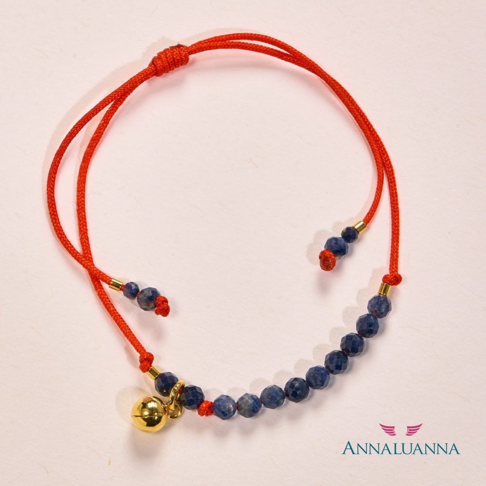 pulsera hilo con cascabel dorado y zafiros azules