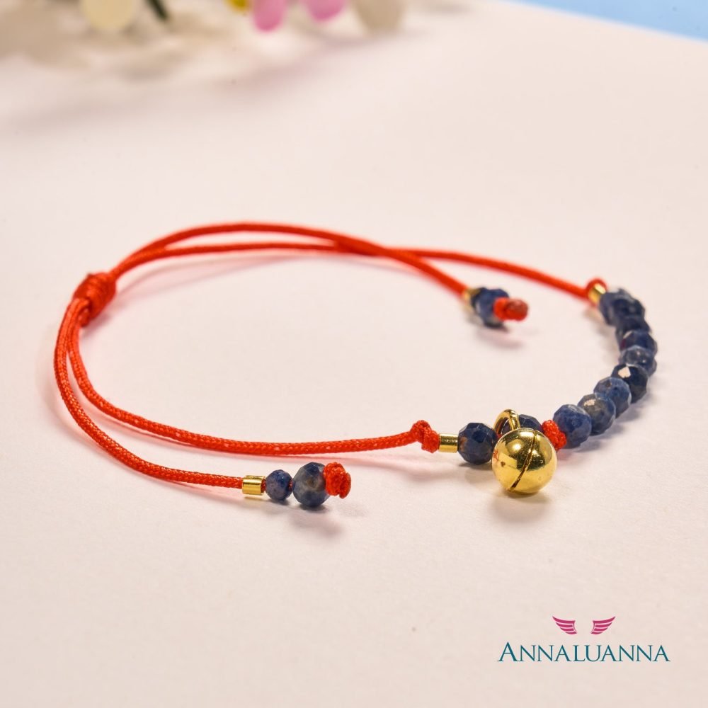 pulsera hilo con cascabel dorado y zafiros azules