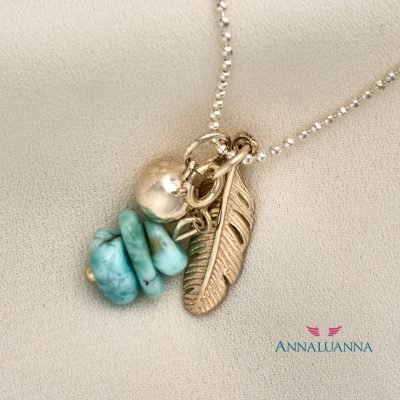 collar amuletos con dije de pluma, larimar y mini llamador de angeles plata 925