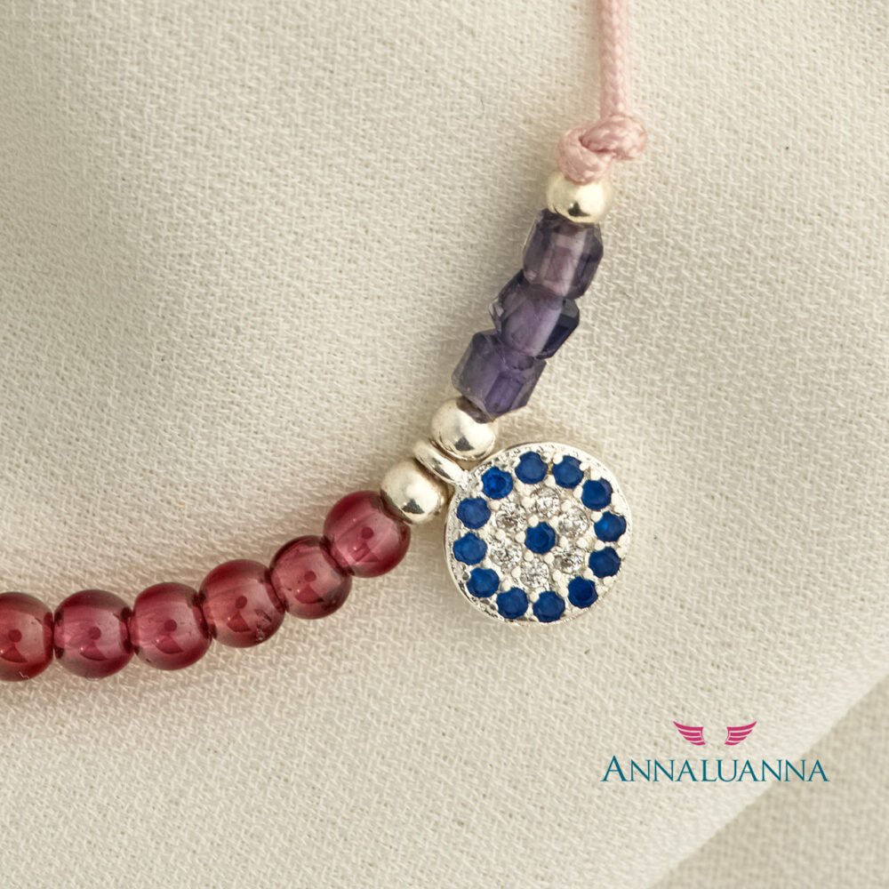 pulsera hilo rosado con iolita, granate y ojito turco