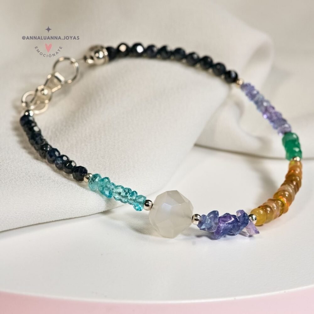 pulsera multipiedras autora, hecha con tanzanita, zafiros, piedra luna, apatita y opalo de fuego, hecha a mano, realmente hermosa