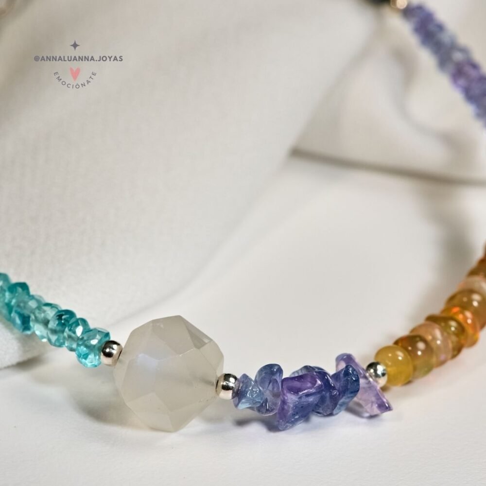 pulsera multipiedras autora, hecha con tanzanita, zafiros, piedra luna, apatita y opalo de fuego, hecha a mano, realmente hermosa
