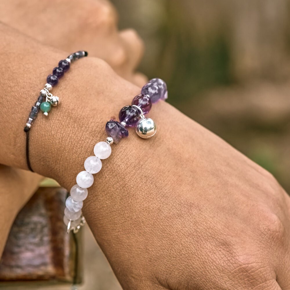 pulsera hilo piedras naturales amatista, esmeralda y iolita, plata 925