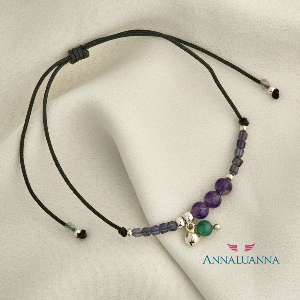 pulsera hilo con iolita, amatista y esmeralda con dije mini llamador de ángeles plata 925