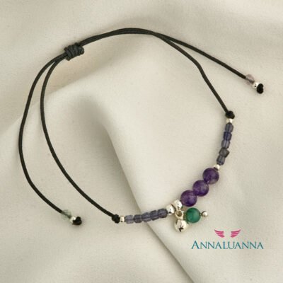 pulsera hilo con iolita, amatista y esmeralda con dije mini llamador de ángeles plata 925