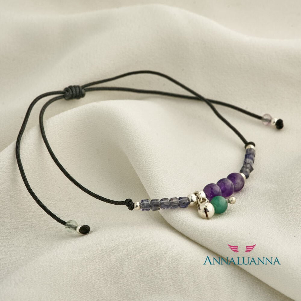 pulsera hilo con iolita, amatista y esmeralda con dije mini llamador de ángeles plata 925