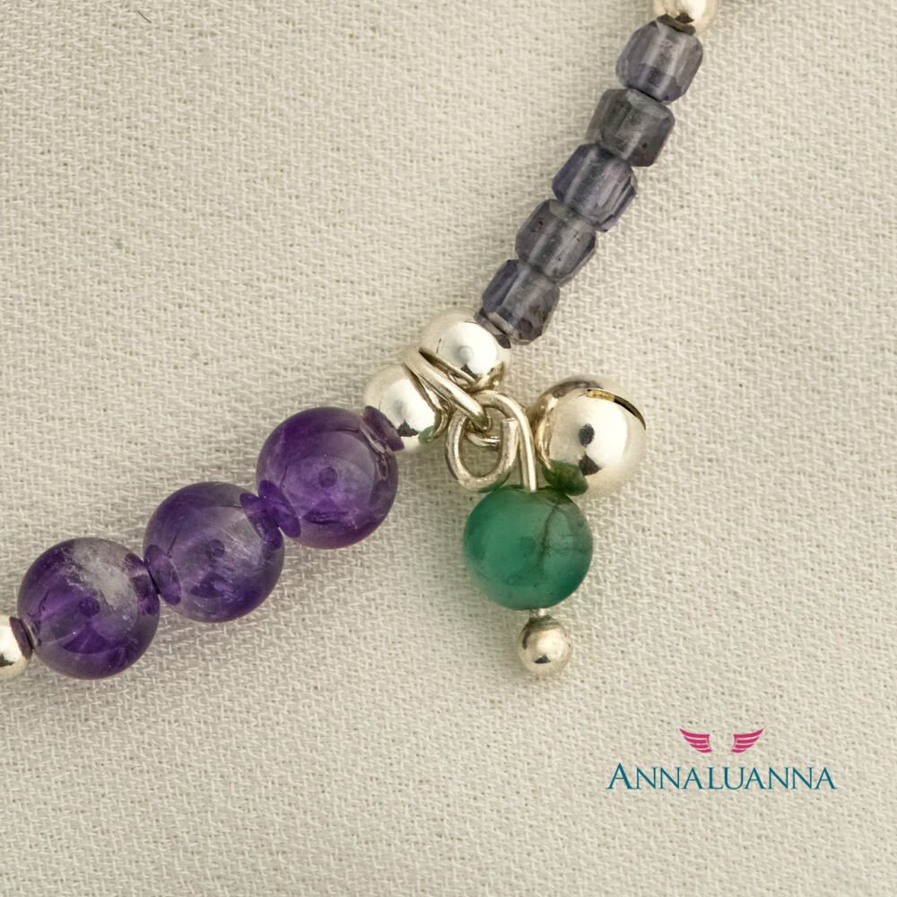 pulsera hilo con iolita, amatista y esmeralda con dije mini llamador de ángeles plata 925
