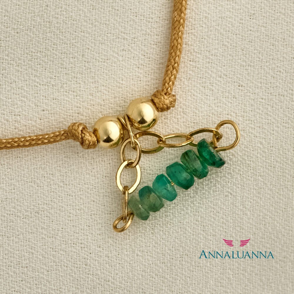 pulsera con hilo gold filled 14K y esmeralda