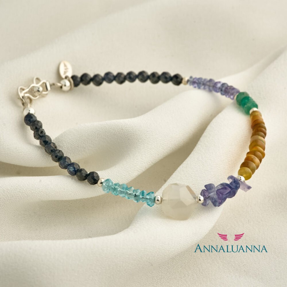 pulsera multipiedras autora, hecha con tanzanita, zafiros, piedra luna, apatita y opalo de fuego, hecha a mano, realmente hermosa