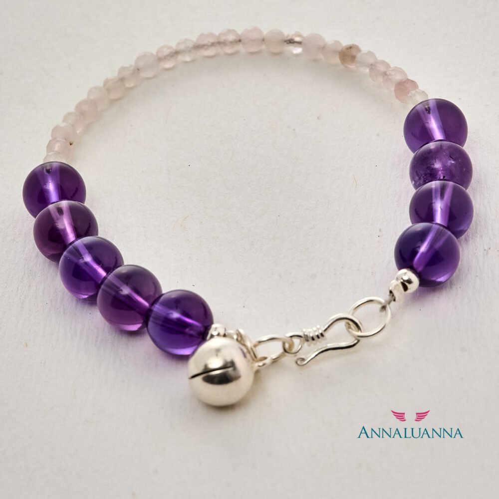 pulsera con cuarzo rosado y amatista, mini llamador de ángeles plata 925