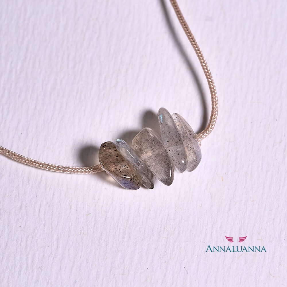 choker con labradorita, hilo y plata 925 hecho a mano con cadena autorregulable