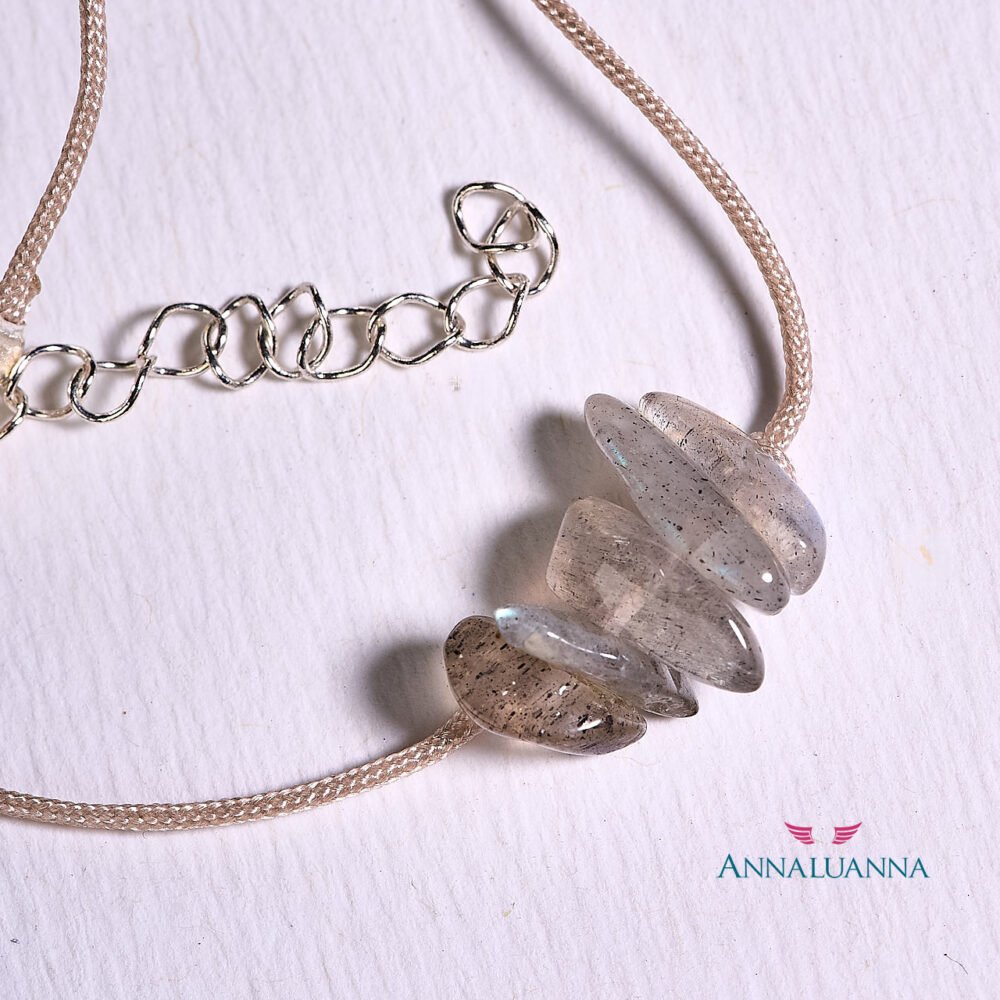 choker con labradorita, hilo y plata 925 hecho a mano con cadena autorregulable