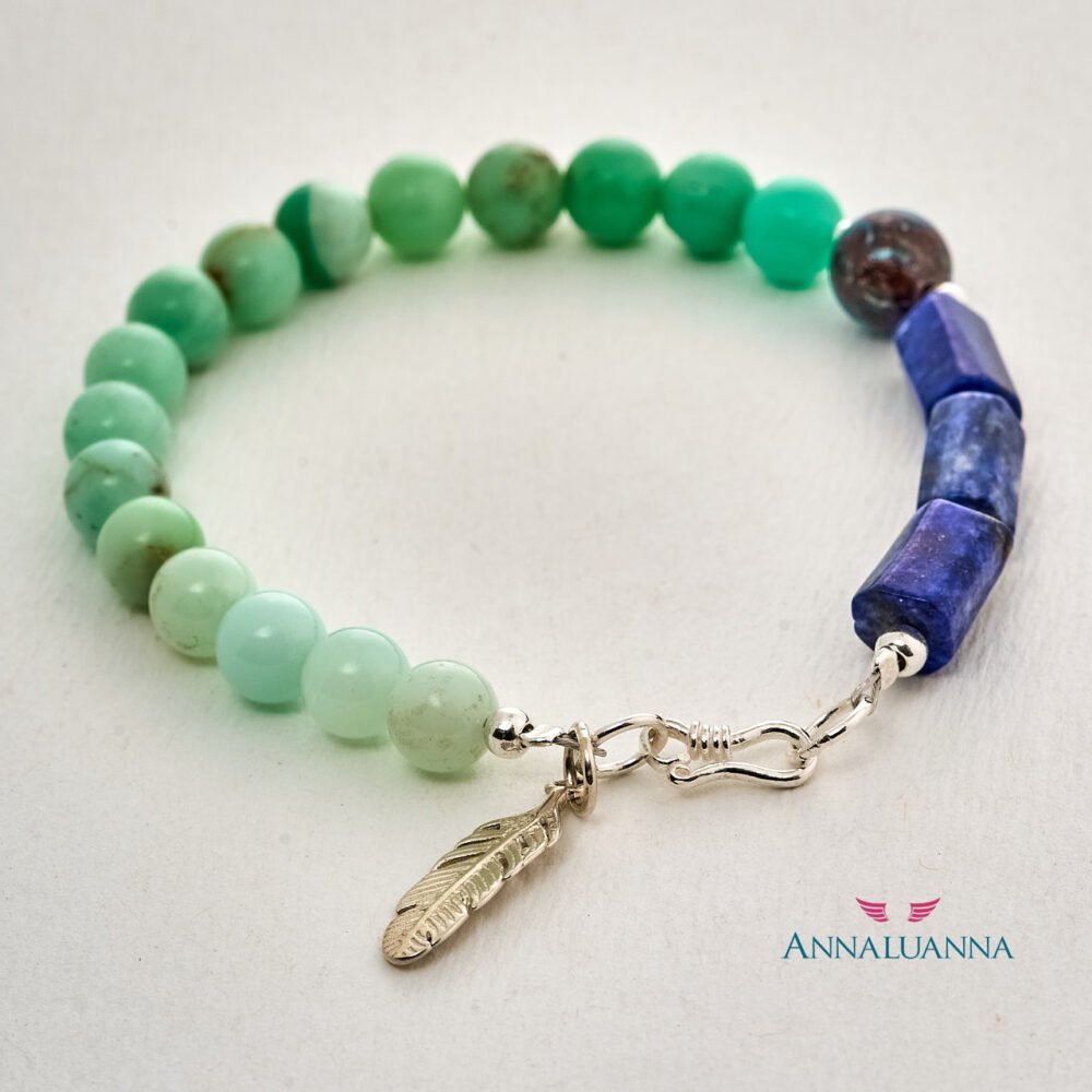pulsera con crisopasa, crisocola peruana y lapislázuli con dije de pluma, plata 925