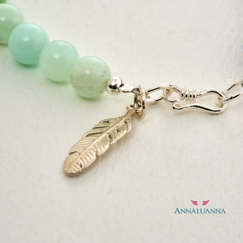 pulsera con crisopasa, crisocola peruana y lapislázuli con dije de pluma, plata 925