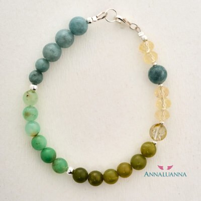 pulsera hecha a amno con jade, crisopasa, topacio amarillo, citrino y crisocola peruana.