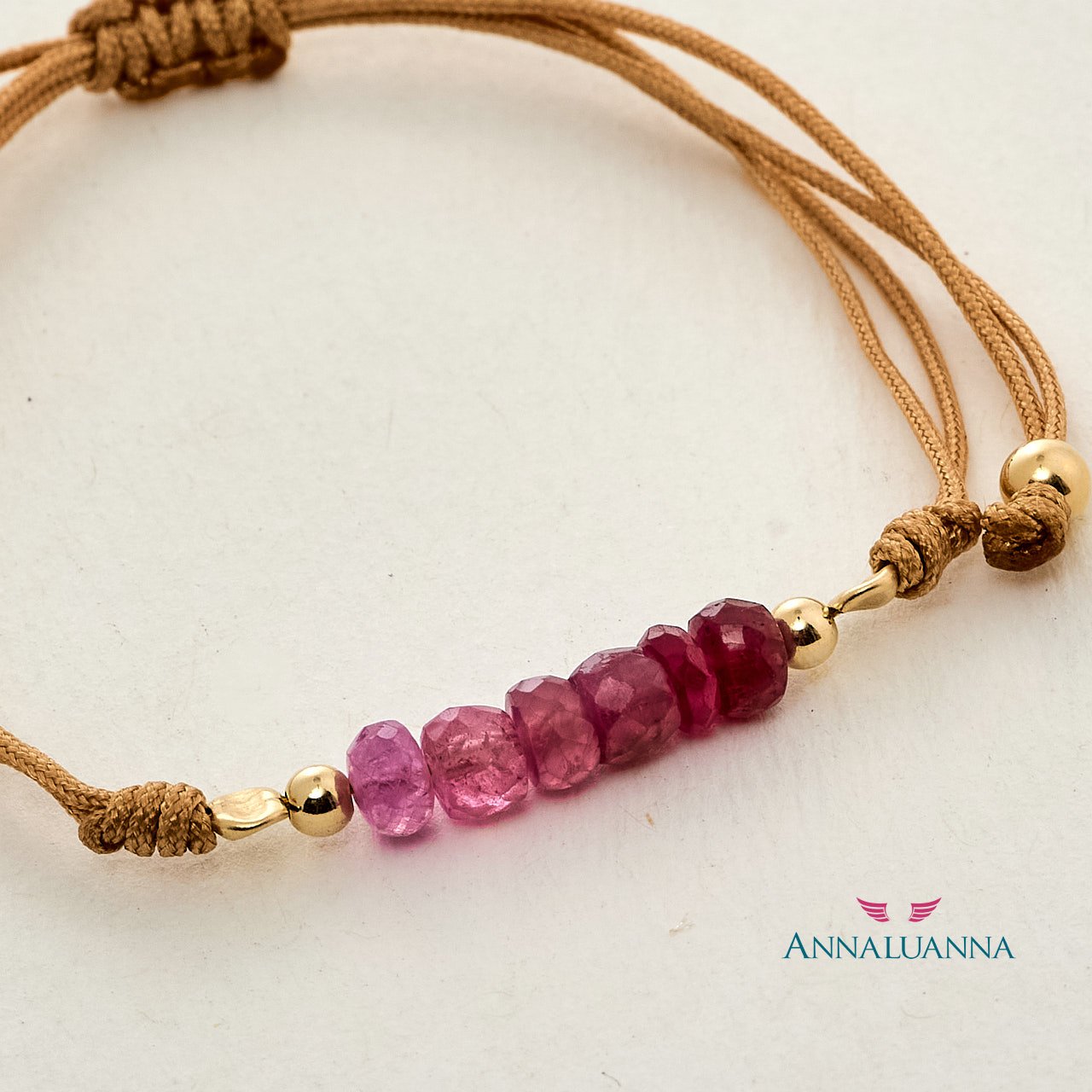 Pulsera hilo del amor rubí y GF 14K 2 Pulsera hilo de la esperanza y fortuna. «Una esmeralda tierna y brillante, envuelta en un hilo dorado. Delicada, mágica y llena de buena energía. Pulsera de hilo nylon, GF 14K y esmeralda. Llévala como símbolo de esperanza y fortuna.