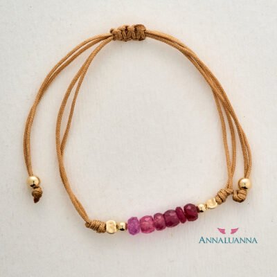 Pulsera hilo de la esperanza y fortuna. «Una esmeralda tierna y brillante, envuelta en un hilo dorado. Delicada, mágica y llena de buena energía. Pulsera de hilo nylon, GF 14K y esmeralda. Llévala como símbolo de esperanza y fortuna.