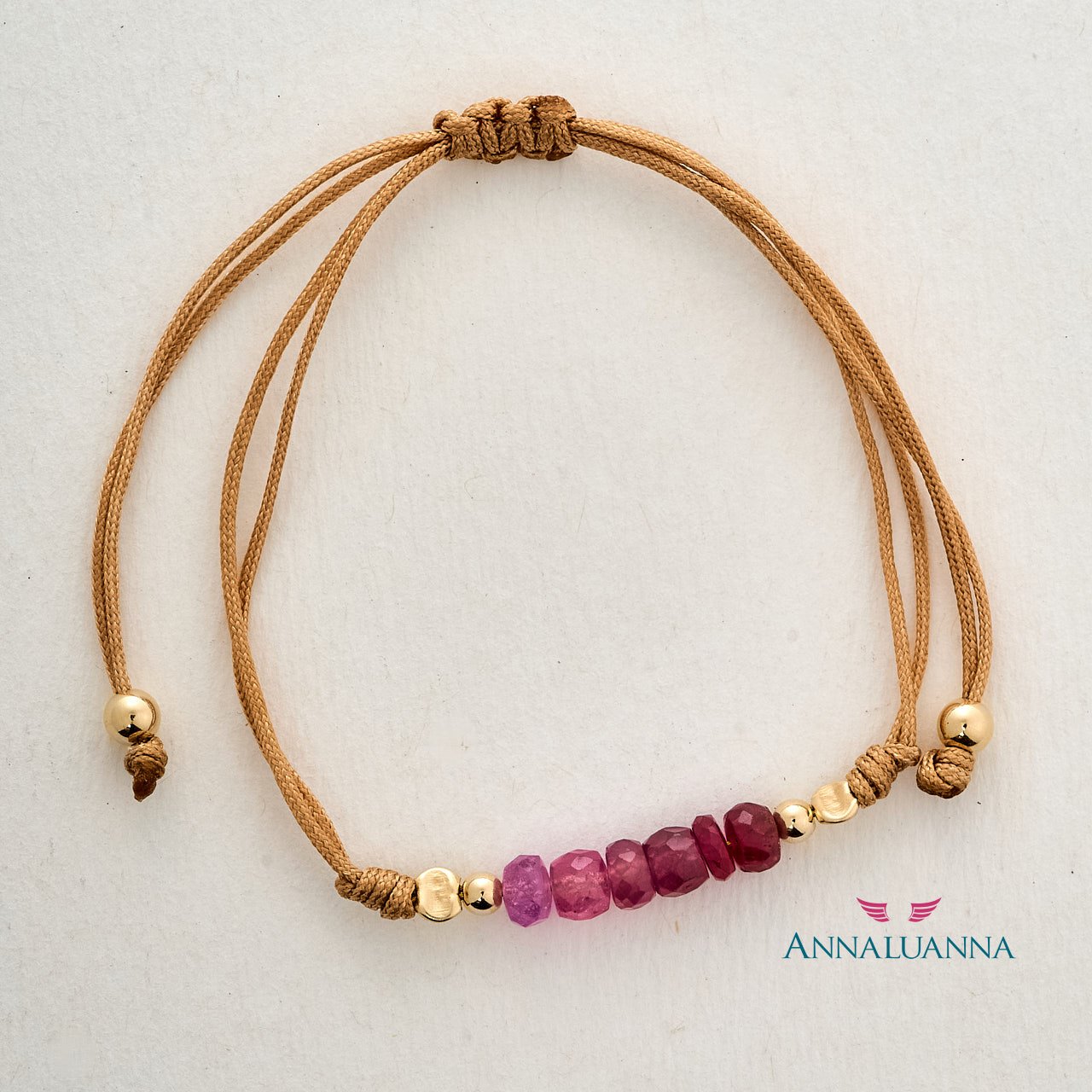 Pulsera hilo del amor rubí y GF 14K 1 Pulsera hilo de la esperanza y fortuna. «Una esmeralda tierna y brillante, envuelta en un hilo dorado. Delicada, mágica y llena de buena energía. Pulsera de hilo nylon, GF 14K y esmeralda. Llévala como símbolo de esperanza y fortuna.