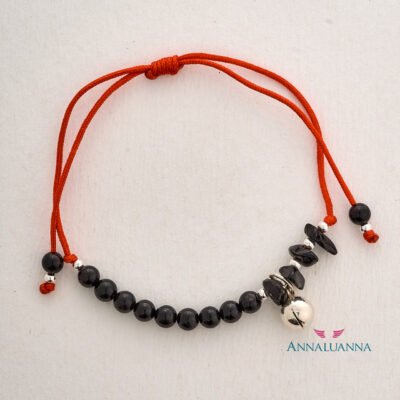 pulsera protectora hilo rojo con turmalina negra y mini llamador