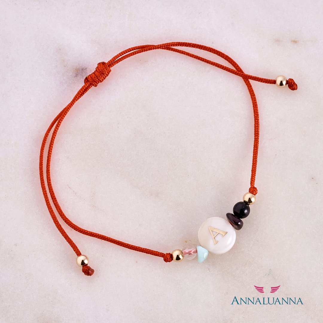 Pulsera hilo AMOR letra y GF 14K 1 pulsera hilo rojo inicial A amor con piedras naturales, dije de madre perla con gold filled 14k