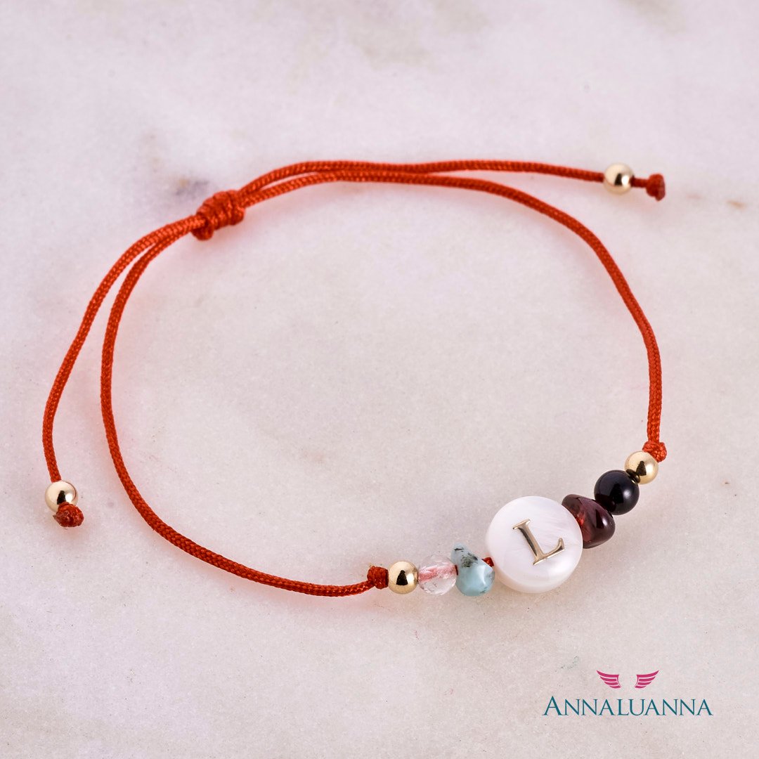 Pulsera hilo LOVE letra y GF 14K 2 pulsera hilo con inicial hecho con madre perla y pieras naturales con gold filled de 14 kilates.