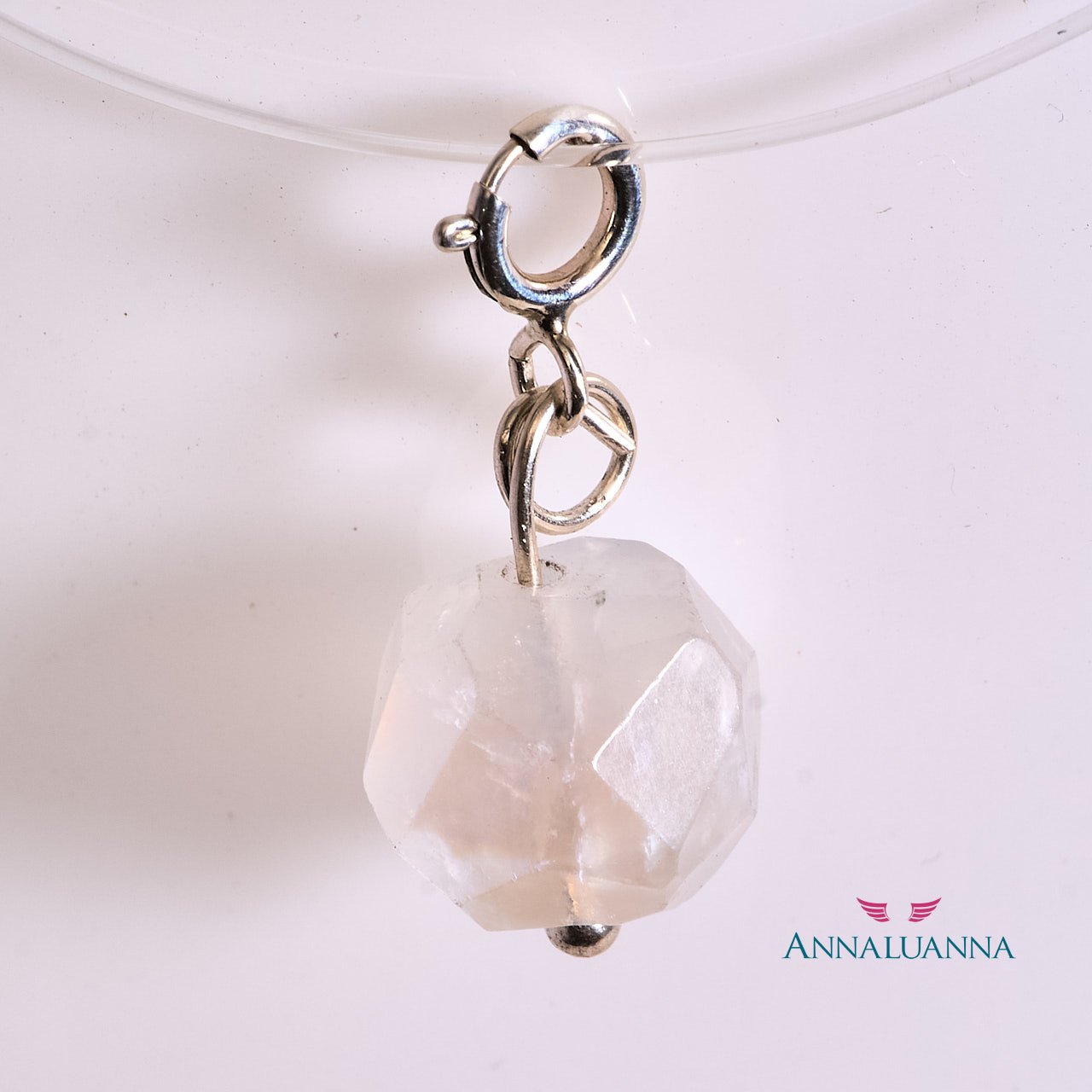 Charm dije Piedra Luna en plata 925 5 charm dije de Piedra luna: activa la intuición y equilibra las emociones.